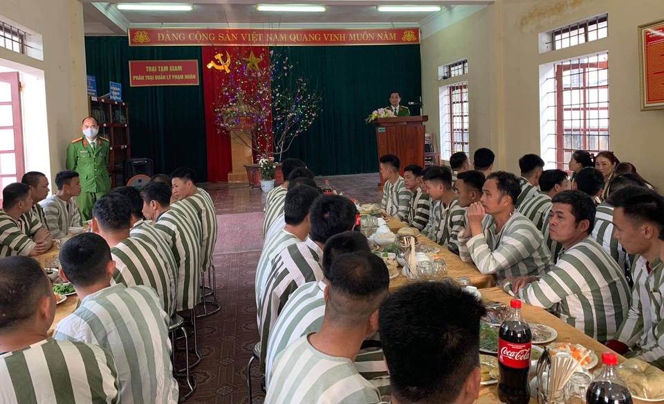 Bữa cơm đặc biệt dịp Tết của những người lầm lỗi - 1 Bữa cơm đặc biệt dịp Tết của những người lầm lỗi - 1