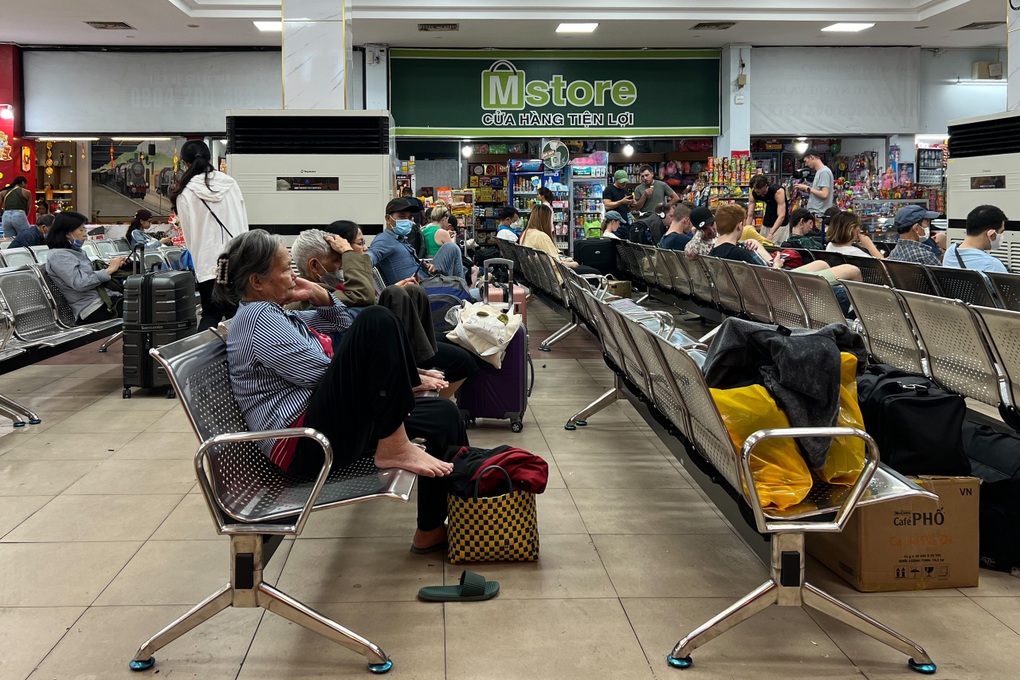 Khách trên chuyến tàu đêm giao thừa: Mượn tiền mua vé để về quê ăn Tết - 1