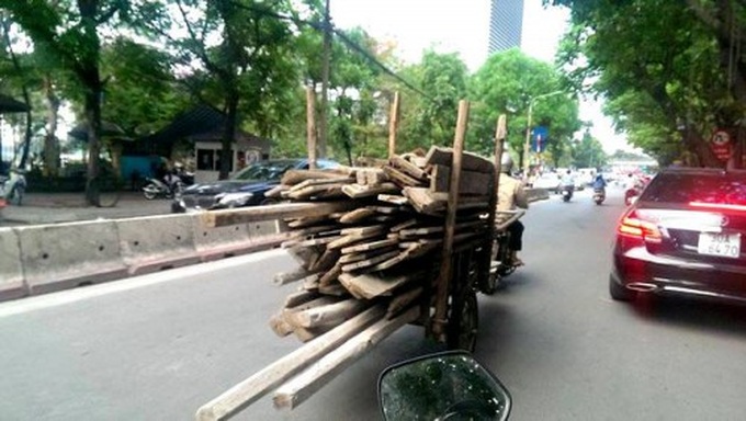 chiếc xe lôi cồng kềnh này đang chuẩn bị lao vào dòng người với tốc độ rất cao