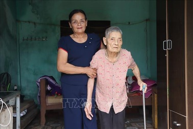 Tấm gương sáng của hai nữ đảng viên 80 năm tuổi Đảng