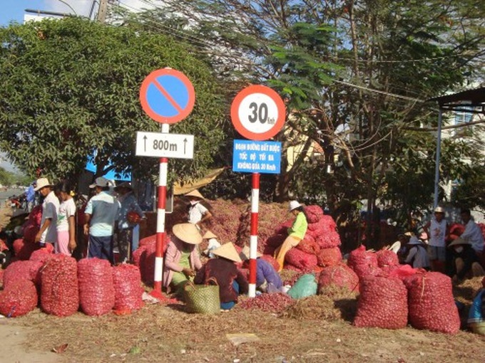 Hành tím Sóc Trăng chất đầy đường, bán với giá 5.000 đồng/kg