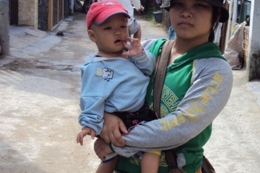 Tấm lòng người mẹ bán vé số dạo có con mắc bệnh thiếu máu