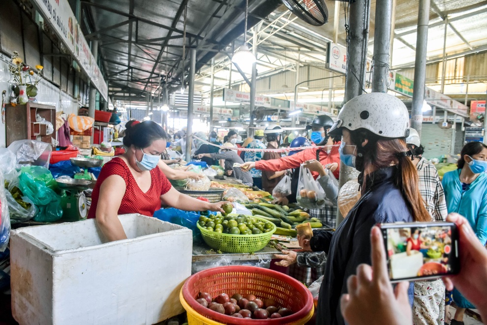 Đà Nẵng tính áp dụng ai ở đâu ở yên đó, người dân đổ xô đi mua thực phẩm - 4 Đà Nẵng tính áp dụng ai ở đâu ở yên đó, người dân đổ xô đi mua thực phẩm - 4