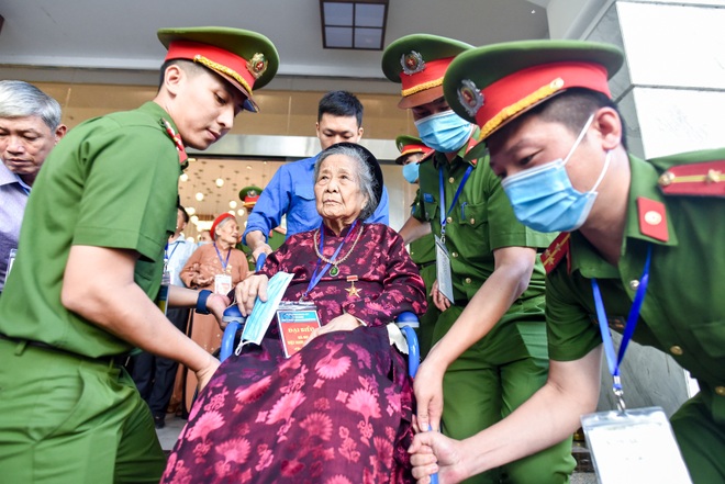Đoàn 300 mẹ Việt Nam anh hùng xúc động vào Lăng viếng Bác - 9 Đoàn 300 mẹ Việt Nam anh hùng xúc động vào Lăng viếng Bác - 9