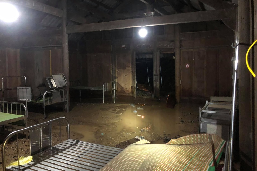 Mưa lớn suốt 24 giờ gây ngập lụt ở huyện cao nhất Nghệ An - 3 Mưa lớn suốt 24 giờ gây ngập lụt ở huyện cao nhất Nghệ An - 3