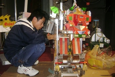 Cậu học trò nông thôn làm robot phun thuốc trừ sâu