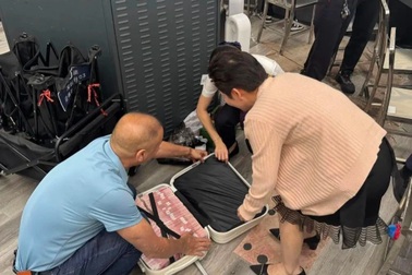 Vội vàng lên xe buýt, khách bỏ quên vali chứa đầy tiền mặt ở ga tàu