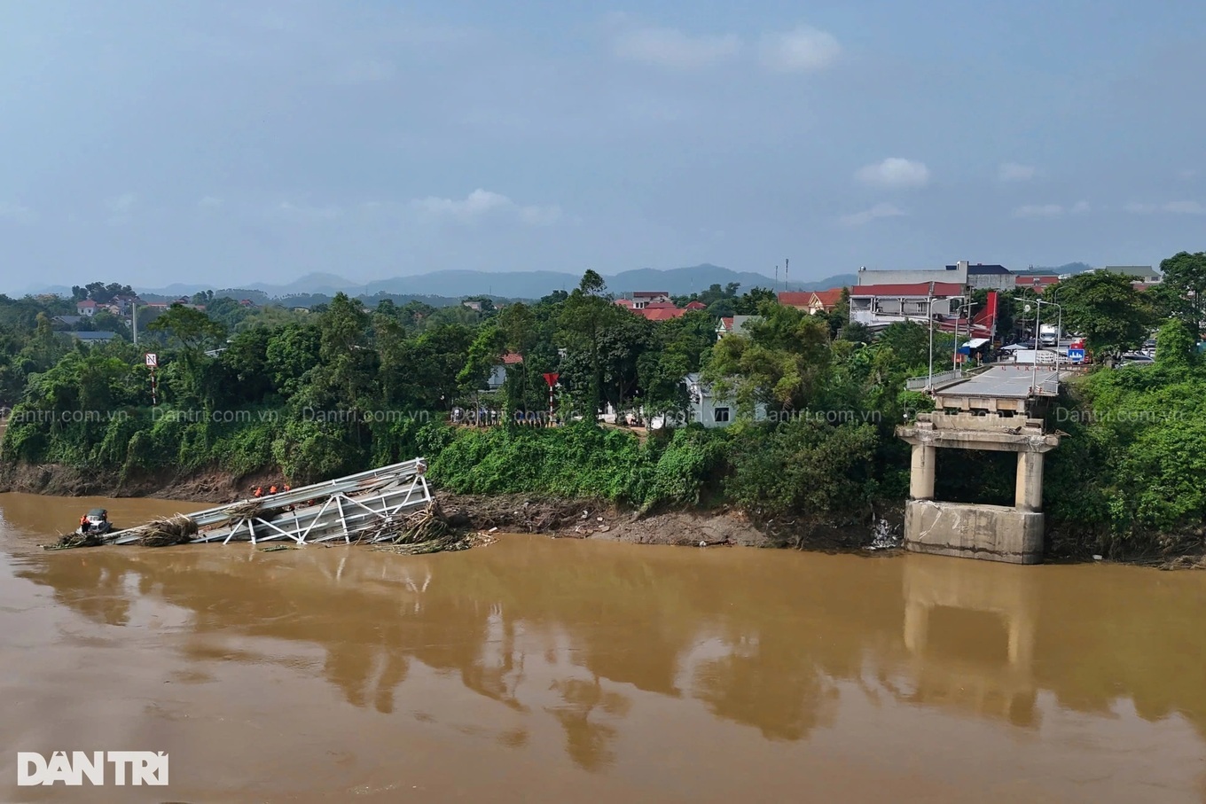 Tìm thấy thi thể nạn nhân thứ 4 vụ sập cầu Phong Châu - 2