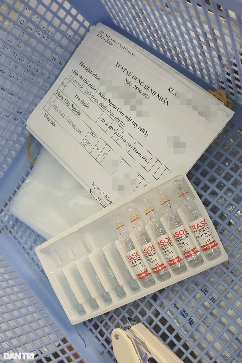 Ngang nhiên vào bệnh viện chào mời bác sĩ mua thuốc lậu - 4 Ngang nhiên vào bệnh viện chào mời bác sĩ mua thuốc lậu - 4
