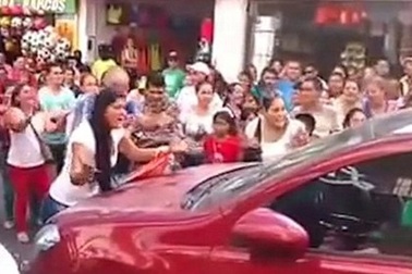 Người phụ nữ đánh ghen ầm ĩ, gây tắc nghẽn đường phố