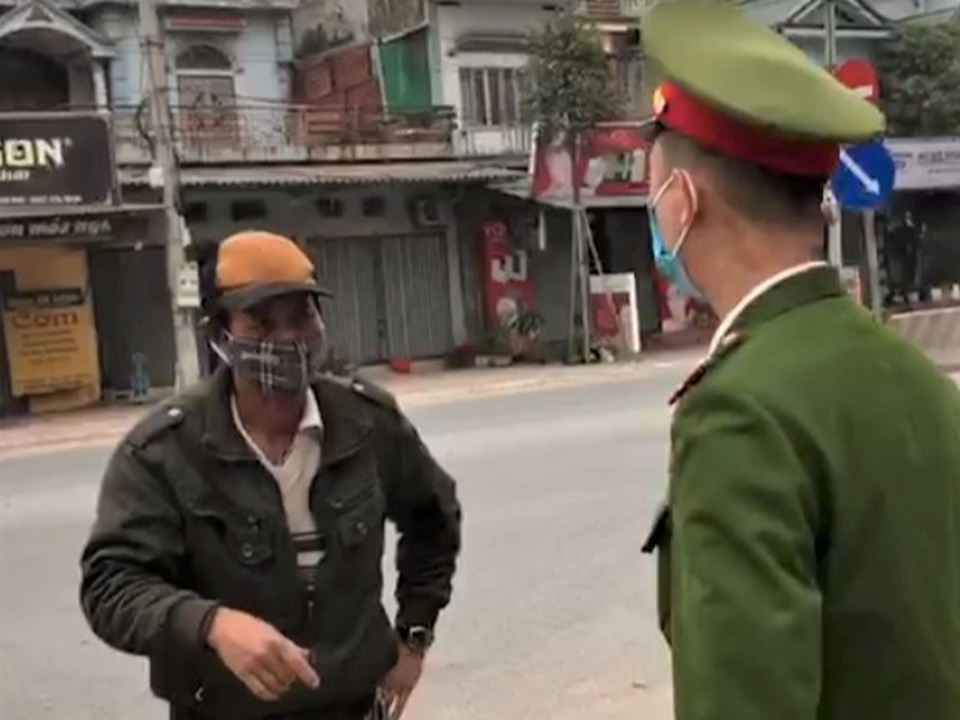 Người đàn ông lăng mạ lực lượng chức năng tại chốt kiểm dịch - 1 Người đàn ông lăng mạ lực lượng chức năng tại chốt kiểm dịch - 1
