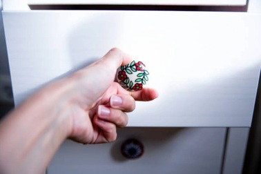 Ứng xử đáng nể của vợ khi phát hiện chồng cất ảnh tình cũ trong ngăn kéo