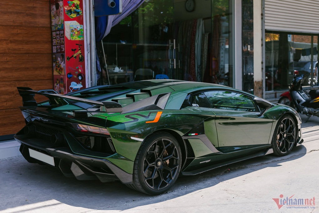 Cận cảnh dàn siêu xe hơn 150 tỷ của đại gia Sài Gòn đi rước dâu tại Hà Nội - 8 Cận cảnh dàn siêu xe hơn 150 tỷ của đại gia Sài Gòn đi rước dâu tại Hà Nội - 8