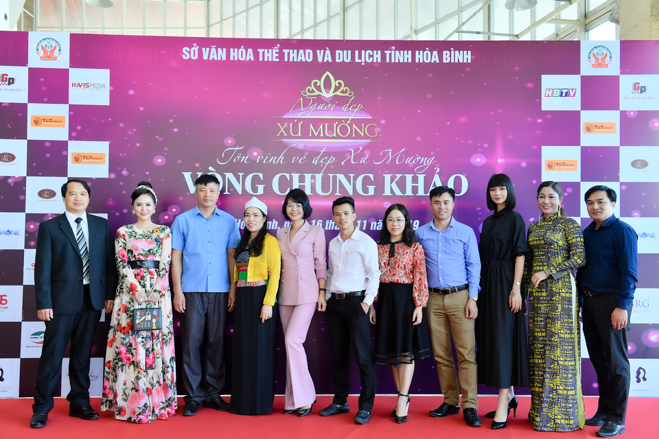 Nữ hoàng hoa hồng Bùi Thanh Hương hội ngộ siêu mẫu Hạ Vy trên ghế nóng “Người đẹp xứ Mường” - 3 Nữ hoàng hoa hồng Bùi Thanh Hương hội ngộ siêu mẫu Hạ Vy trên ghế nóng “Người đẹp xứ Mường” - 3