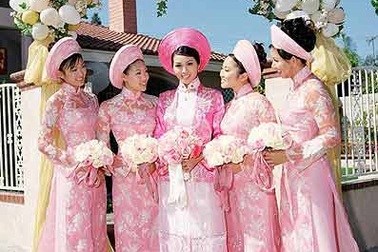 Cô dâu phương Đông trong trang phục cưới truyền thống