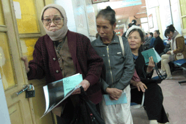 Xếp hàng chờ thanh toán BHYT