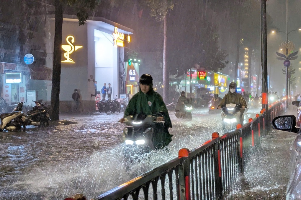 Đường trung tâm TPHCM ngập sau mưa lớn, người dân bì bõm dắt xe - 2