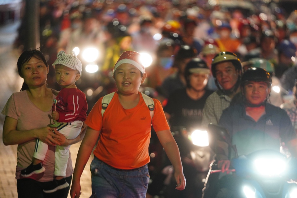 Đường dẫn vào khu hang đá “tê liệt”, ông già Noel cũng ngán ngẩm chôn chân - 2 Đường dẫn vào khu hang đá “tê liệt”, ông già Noel cũng ngán ngẩm chôn chân - 2