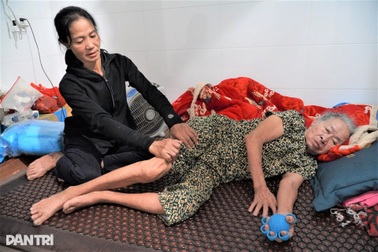 "Chồng mất, mẹ nằm một chỗ và 2 con ăn học, tôi mệt cũng không dám nghỉ"