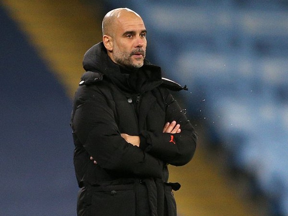 Bất lực, HLV Pep Guardiola chắp tay cầu xin... trọng tài - 2 Bất lực, HLV Pep Guardiola chắp tay cầu xin... trọng tài - 2