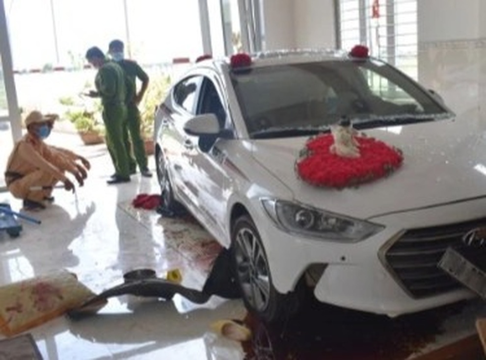 Nữ tài xế lao xe vào phòng khách, tông trúng người, nghi nhầm chân ga - 1 Nữ tài xế lao xe vào phòng khách, tông trúng người, nghi nhầm chân ga - 1