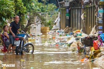 Ô tô "chết" la liệt, bùn và rác phủ kín khắp nơi sau lũ