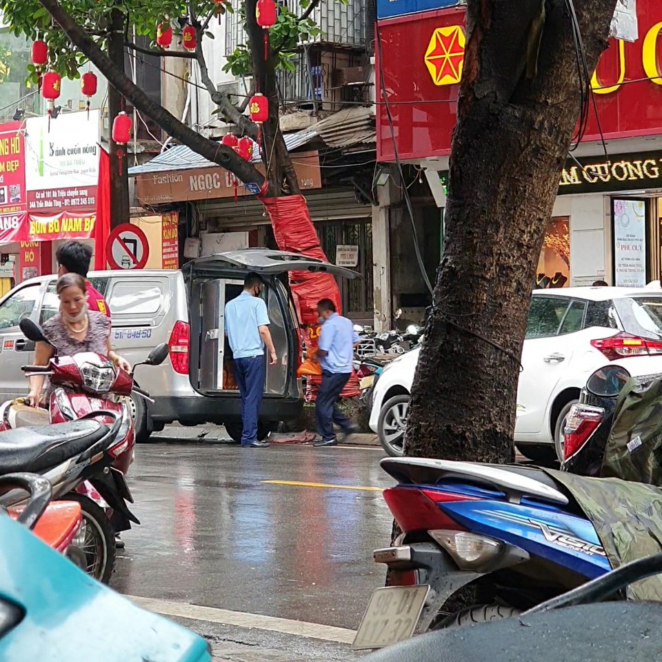 Dân đội mưa đi bán, bảo vệ khệ nệ khiêng chục bao vàng đi cất - 8 Dân đội mưa đi bán, bảo vệ khệ nệ khiêng chục bao vàng đi cất - 8