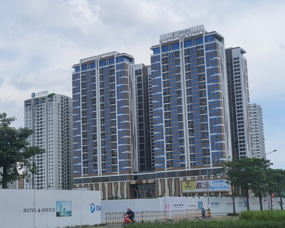 Chung cư cao cấp dán biển thang máy dành cho căn hộ nợ phí dịch vụ - 1 Chung cư cao cấp dán biển thang máy dành cho căn hộ nợ phí dịch vụ - 1