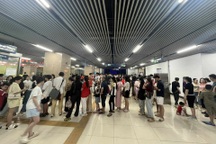 Người Hà Nội xếp hàng dài chờ đợi lên tàu điện đi xem diễu binh