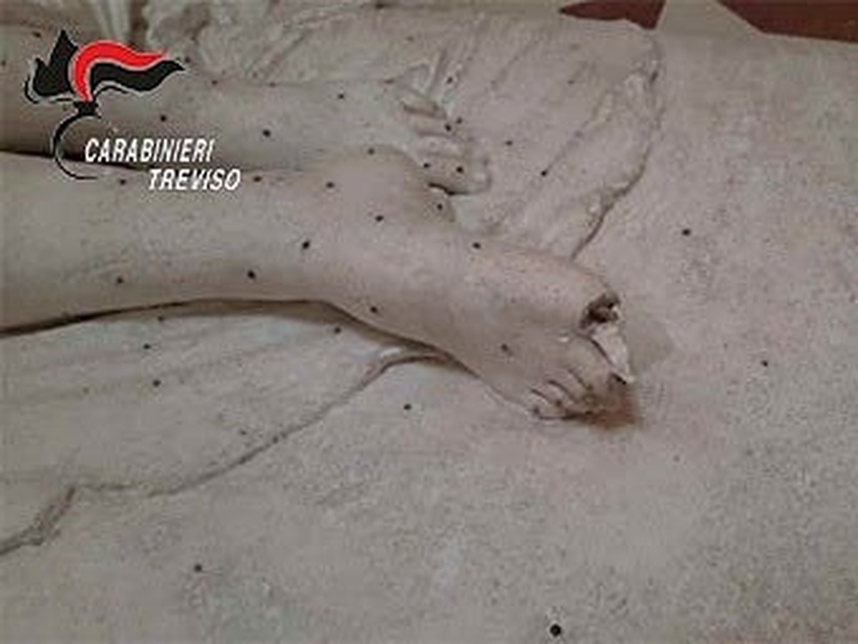 Ngồi lên tượng chụp ảnh, du khách làm hỏng tác phẩm điểu khắc nổi tiếng - 2 Ngồi lên tượng chụp ảnh, du khách làm hỏng tác phẩm điểu khắc nổi tiếng - 2