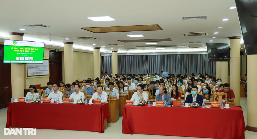 Trao tặng học bổng Nguyễn Trường Tộ đến SV Học viện Nông Nghiệp Việt Nam - 6 Trao tặng học bổng Nguyễn Trường Tộ đến SV Học viện Nông Nghiệp Việt Nam - 6