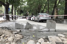 Lo ngại đá vỉa hè Hà Nội "bền trăm năm" sớm xuống cấp vì ô tô "giày xéo"