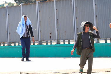 Người dân ngộp thở vì nắng nóng bất thường