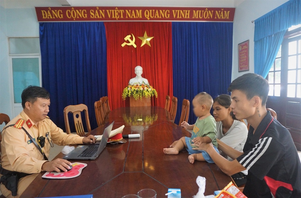 Bị quỵt lương, vợ chồng ôm con đi bộ về quê: Sáng xin ăn, đêm ngủ lề đường - 2 Bị quỵt lương, vợ chồng ôm con đi bộ về quê: Sáng xin ăn, đêm ngủ lề đường - 2
