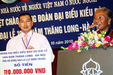 Kiều bào quyên góp hơn 400 triệu đồng ủng hộ miền Trung 