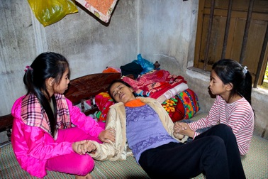 Hai con thơ nghẹn ngào cầu xin mẹ đừng chết!