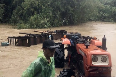 Xe công nông chở 10 người bị lật do nước lũ, 1 nạn nhân mất tích