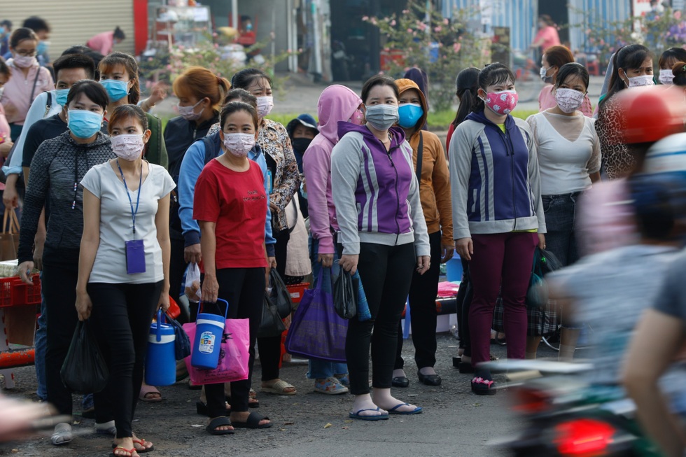 Công nhân gạt nước mắt chạy xe ôm, làm giúp việc khi nhà máy đóng cửa - 3 Công nhân gạt nước mắt chạy xe ôm, làm giúp việc khi nhà máy đóng cửa - 3