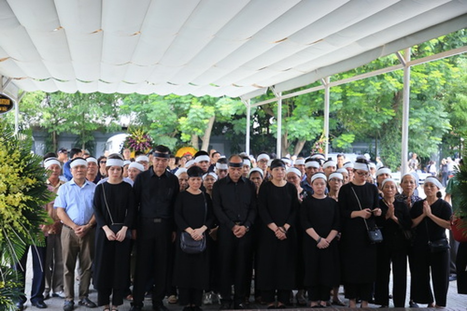 Đồng nghiệp nghẹn ngào tiễn đưa NSƯT Hoàng Yến - 10 Đồng nghiệp nghẹn ngào tiễn đưa NSƯT Hoàng Yến - 10