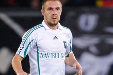 Bất đắc dĩ làm thủ môn, hậu vệ tóm gọn 2 quả phạt đền