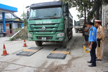 Hà Nội: Xử phạt hàng loạt xe quá tải trên “đường nhỏ cõng xe lớn”