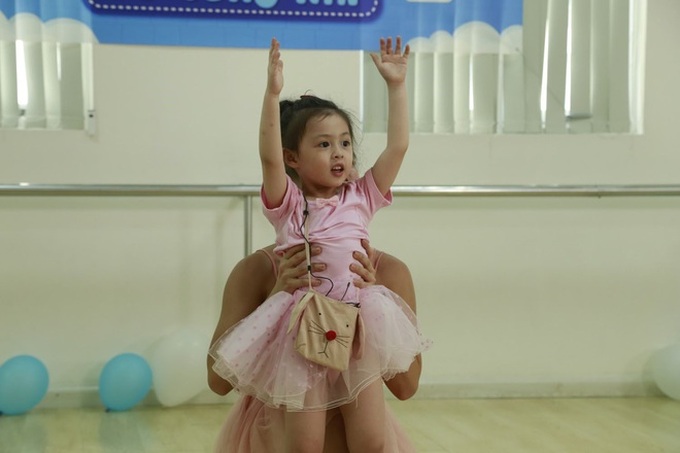 Heo Mi Nhon bật khóc khi thấy con gái Cam Cam dũng cảm vượt qua nỗi sợ - Ảnh 6. Heo Mi Nhon bật khóc khi thấy con gái Cam Cam dũng cảm vượt qua nỗi sợ - Ảnh 6.