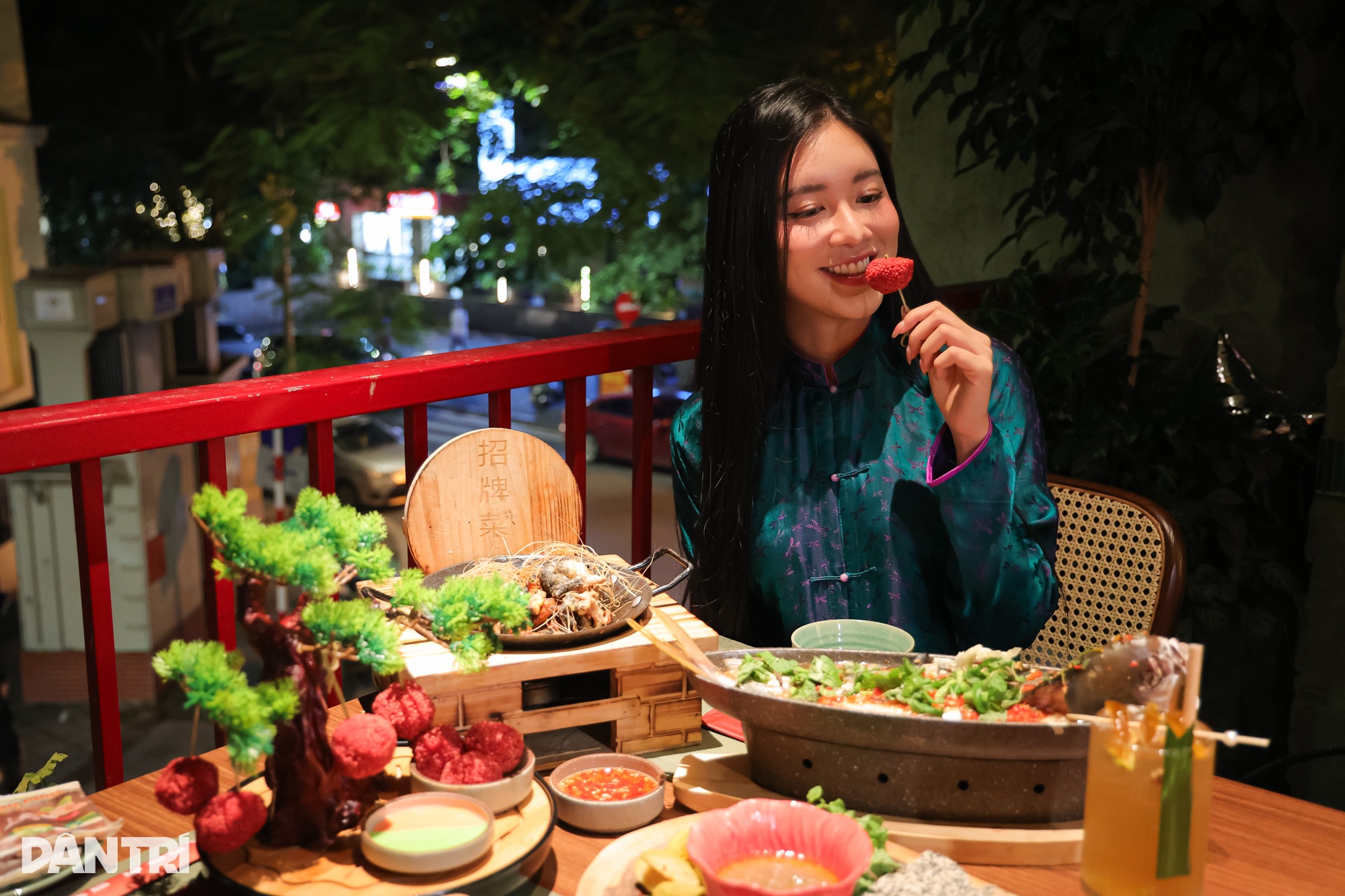 Quán ở Hà Nội mang cả cây vải lên bàn ăn, khách rần rần check-in