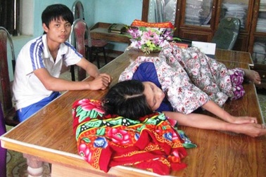 Bà bầu nằm trên... bàn làm việc của Chủ tịch xã