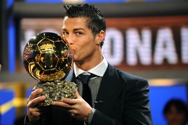 Tranh cãi việc C.Ronaldo giành giải “Quả bóng vàng mọi thời đại”