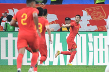 Ghi bàn vào lưới tuyển Việt Nam, tiền đạo Trung Quốc lập kỷ lục