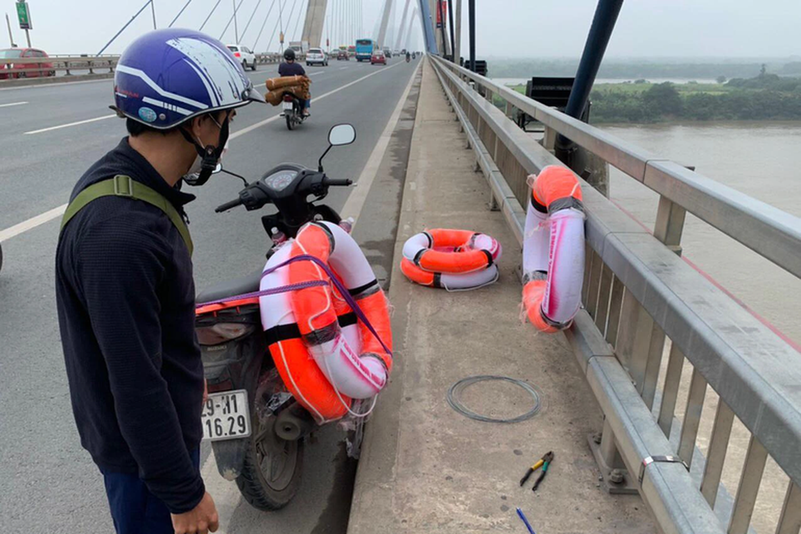 Loạt phao cứu sinh vừa lắp trên cầu qua sông Hồng bị mất cắp - 6 Loạt phao cứu sinh vừa lắp trên cầu qua sông Hồng bị mất cắp - 6