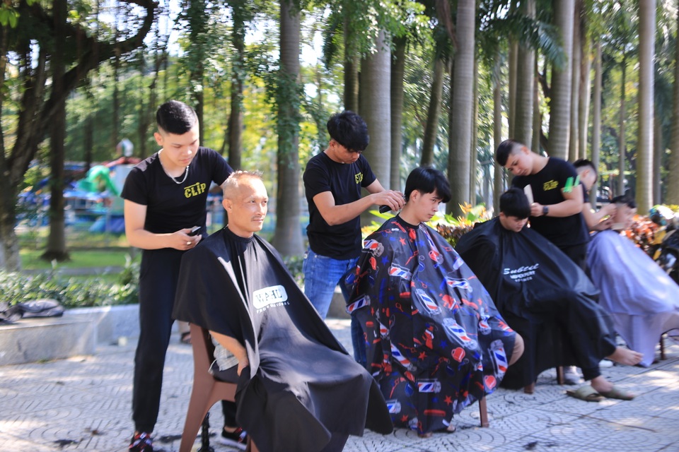 Ấm lòng “tiệm” cắt tóc miễn phí trên vỉa hè ở Đà Nẵng - 1 Ấm lòng “tiệm” cắt tóc miễn phí trên vỉa hè ở Đà Nẵng - 1