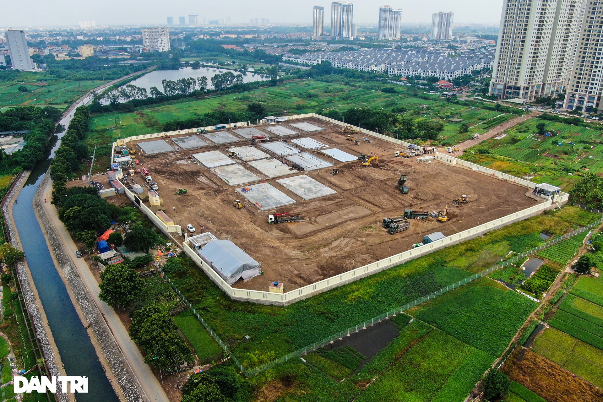 Toàn cảnh công trường xây Bệnh viện dã chiến điều trị Covid-19 ở Hà Nội - 2 Toàn cảnh công trường xây Bệnh viện dã chiến điều trị Covid-19 ở Hà Nội - 2