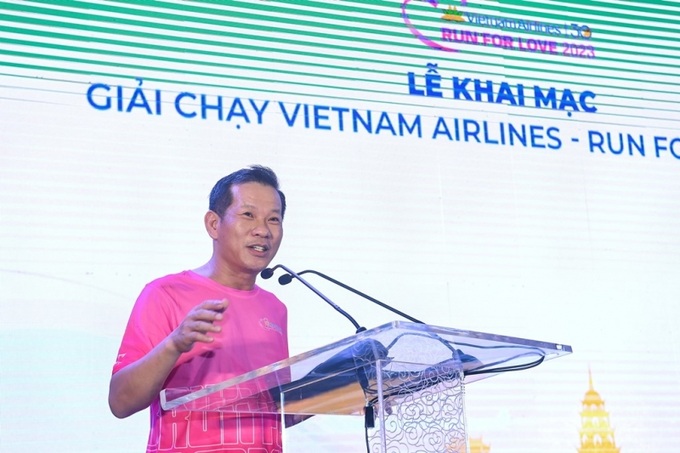 Phó Tổng giám đốc Vietnam Airlines Đặng Anh Tuấn phát biểu khai mạc giải chạy Run For Love.